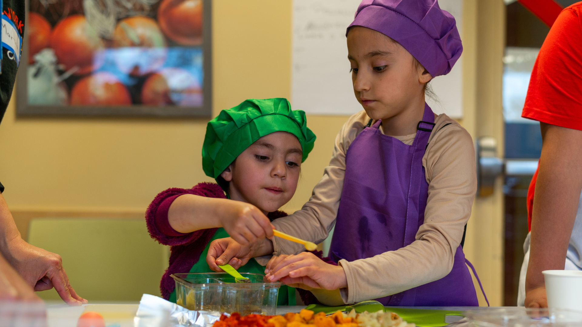 Dos niños en una clase de cocina